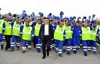 Tütüncü’den belediye işçilerine bayram ikramiyesi