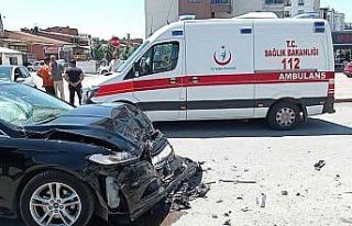 Üç aracın karıştığı kazada 2 kişi yaralandı