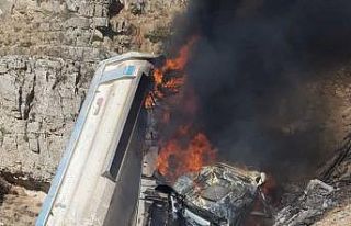 Uçuruma yuvarlanan kamyon alev aldı: 1 yaralı