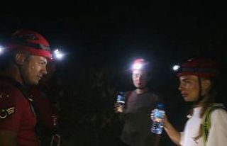 Uçurumda mahsur kalan Rus turistleri JAK timi kurtardı