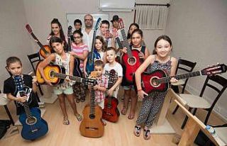 Ukuleleyi de bağlamayı da bu kursta öğrenecekler