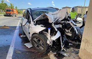 Ümraniye’de otomobil üst geçidin ayağına çarptı:...