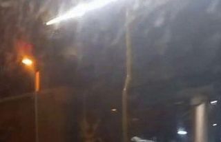 Üsküdar’da durakta yolcular Metrobüs beklerken...