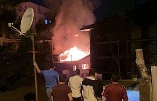 Üsküdar’da iki katlı bina alevlere teslim oldu