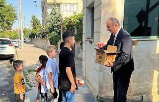 Vali Cenalp, elinde dondurma kutusuyla sokakta çocukların...