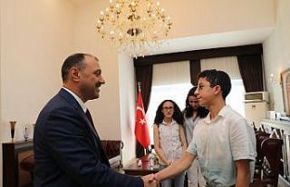 Vali Kaldırım LGS şampiyonu öğrencileri ödüllendirdi