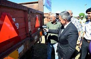 Vali Mete Buhara, traktör römorklarına reflektör...