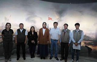 Vali Yiğitbaşı İstiklal Tanıtım Merkezini inceledi