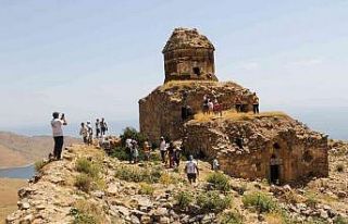 Van Denizi Yüzme Festivali renkli görüntülerle...