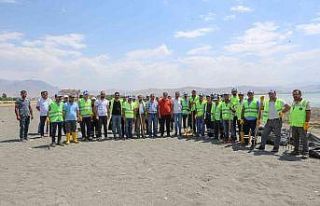 Van Gölü sahilinde tonlarca çöp toplandı