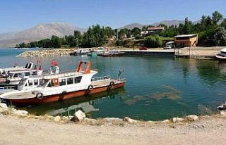 Van Gölü suyunun çekilmesiyle balıkçı tekneleri...