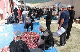 Van’da geleneksel toplu kurban kesimi