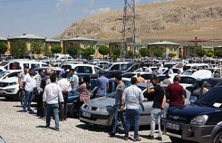 Van’da Kurban Bayramı öncesi açık oto pazarında...