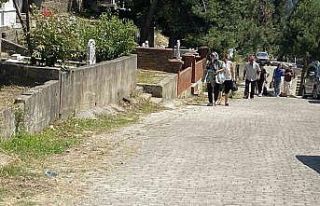 Vatandaşlar Arife Günü mezarlık ziyaretleri gerçekleştirdi