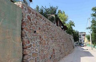 Yağmurda hasar alan istinat duvarı yıkıldı, yenisi...