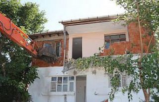 Yalova’da kentsel dönüşüm için ilk bina yıkımı...