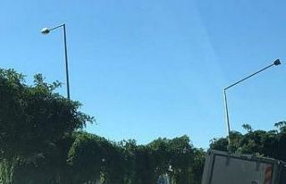 Yalova’da virajı alamayan kamyonet devrildi