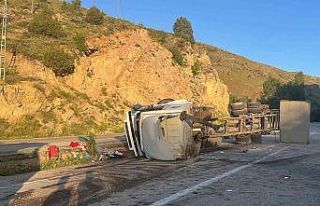 Yan yatan tırın sürücüsü yaralandı