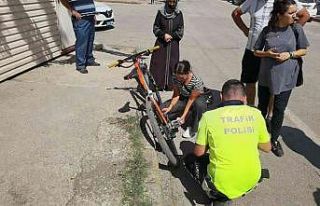 Yaralı genç kız acısını unutup bisikletini tamir...