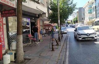 Yayayı ezmek istemeyen motorlu kurye dubaya çarparak...