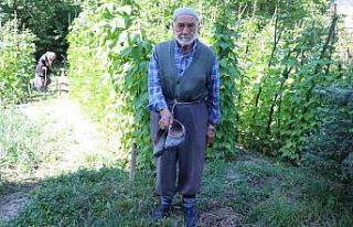 "Yerler kirlenmesin" diyerek çamurlu ayakkabılarını...