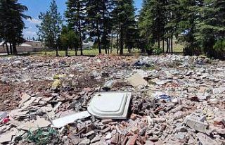 Yıkılan okulun bulunduğu arazi çöplüğe döndü