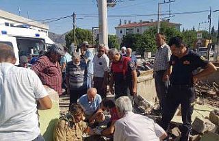 Yıktıkları binanın altında kaldılar