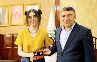YKS birincisine Başkan Şayir’den tam altın ve...
