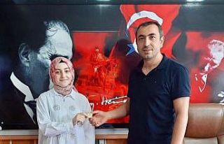 YKS ilçe birincisi olan öğrenci altın ile ödüllendirildi