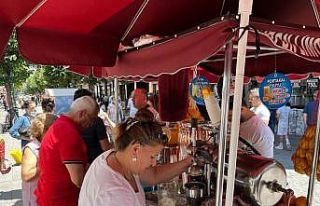 Yoğun işten dolayı ailecek sifon limonata tezgâhının...