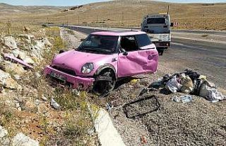 Yoldan çıkan araç su kanalına girdi; 3 yaralı