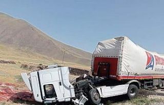 Yoldan çıkan tırın çekici bölümü hurdaya döndü