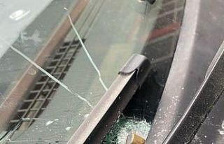 Yorgun mermi aracın camına isabet etti