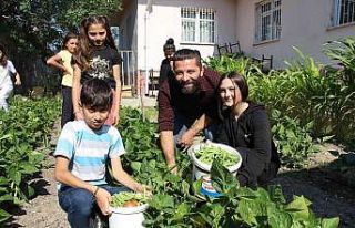 Yunus Emre öğretmen, okulda öğrencileriyle yetiştirdiği...