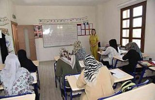 Yunusemre ile okuma yazma öğreniyorlar