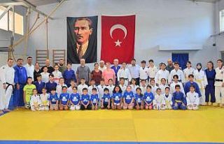 Yunusemre’den şampiyon judoculara tebrik