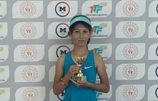 Yunusemreli Suzanna İzmir’de kupa ve madalyaları...