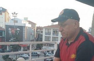 Yuvasından düşen leyleği itfaiye ekipleri kurtardı