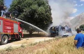 Yüzlerce saman balyası çıkan yangında küle döndü