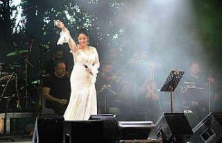 Zara, söylediği şarkılarla tatilcilere unutulmaz...