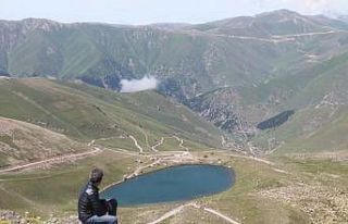 Zirvedeki krater gölleri büyülüyor
