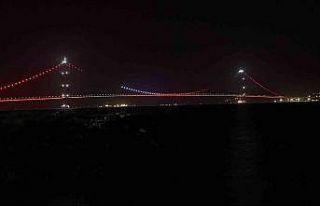 1915 Çanakkale Köprüsü kırmızı beyaz