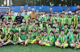 270 öğrencinin katıldığı yaz futbol okulu tamamlandı