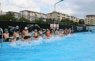 2 bin 500 öğrenciye yüzme öğretiliyor