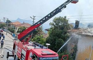 2 katlı evin en üst katı alevlere teslim oldu