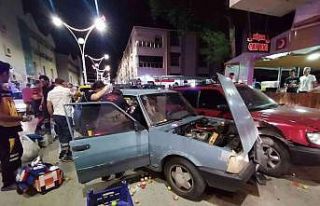 3 aracın karıştığı kazada otomobilde sıkışan...