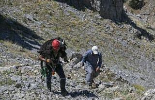 3 gün yamaçta mahsur kalan keçiyi itfaiye ekipleri...