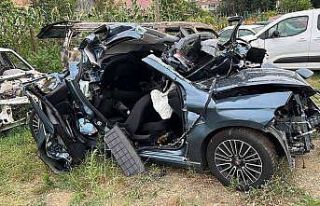 3 kişilik aile mezar olan otomobil hurda yığınına...