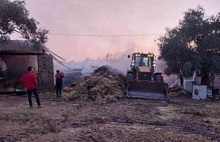 3 ton samanın bulunduğu damda yangın çıktı