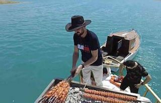 45 derece sıcakta, teknede kebap yaptılar